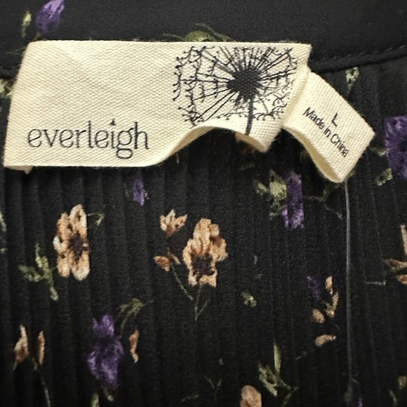 Everleigh Black Floral Blouse Size Large Tie Neck Pleated Ruffle Bottom NWT - Picture 3 of 6